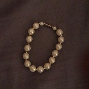 Pearl bracelet in good condition.